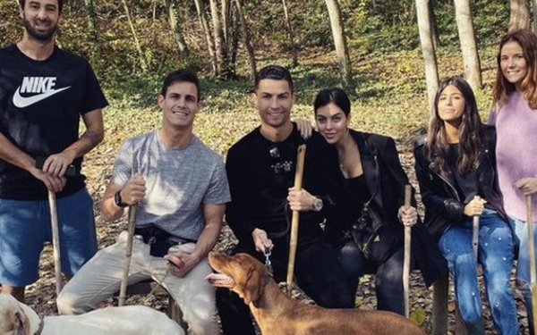 Не только знаменитый футболист, но и грибник? В Италии Криштиану Роналдо искал трюфели (ФОТО)