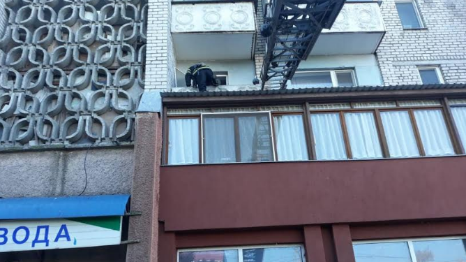 В Николаеве спасатели достали с крыши магазина девочку