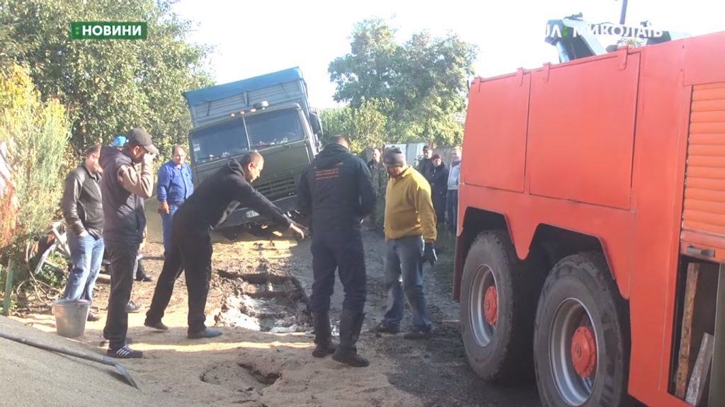 В незаконченную дренажную систему в Ингульском районе провалились три грузовика (ВИДЕО) 1