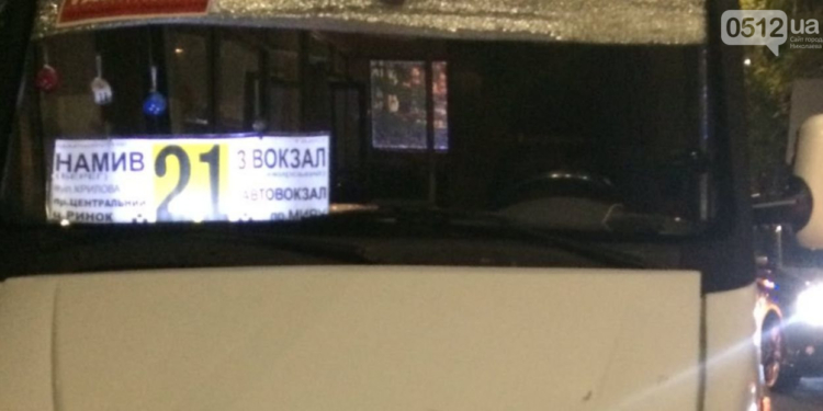 В Николаеве маршрутка врезалась в притормозивший “Infiniti”, есть пострадавшие (ФОТО)