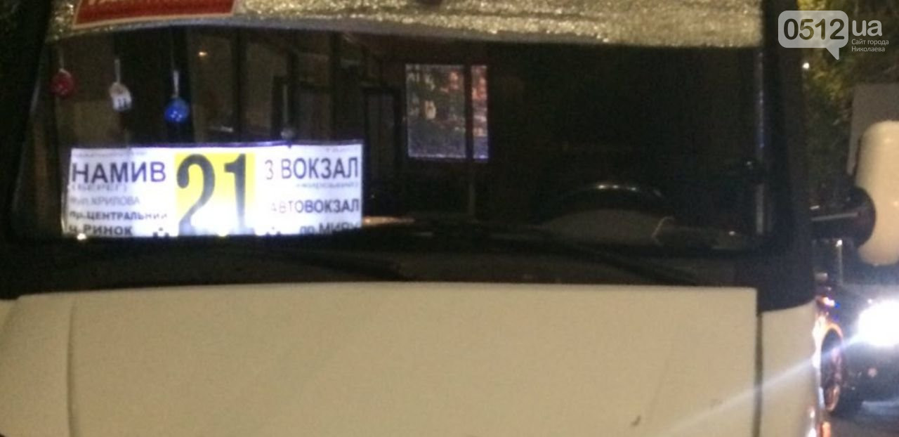 В Николаеве маршрутка врезалась в притормозивший “Infiniti”, есть пострадавшие (ФОТО)