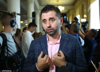 Арахамия извинился перед участниками акций против “Нет капитуляции” и передал информацию о подкупе в СБУ