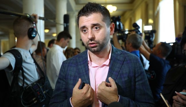 Арахамия извинился перед участниками акций против “Нет капитуляции” и передал информацию о подкупе в СБУ