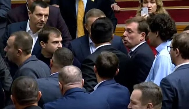 В Раде произошла потасовка между депутатами (ВИДЕО)