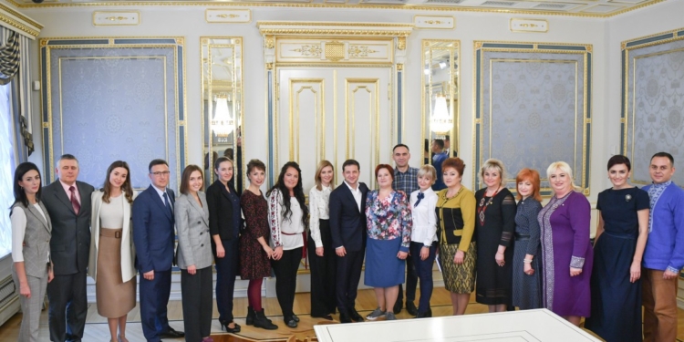 Зеленский встретился с учителями – поговорили о приятном и об Интернете