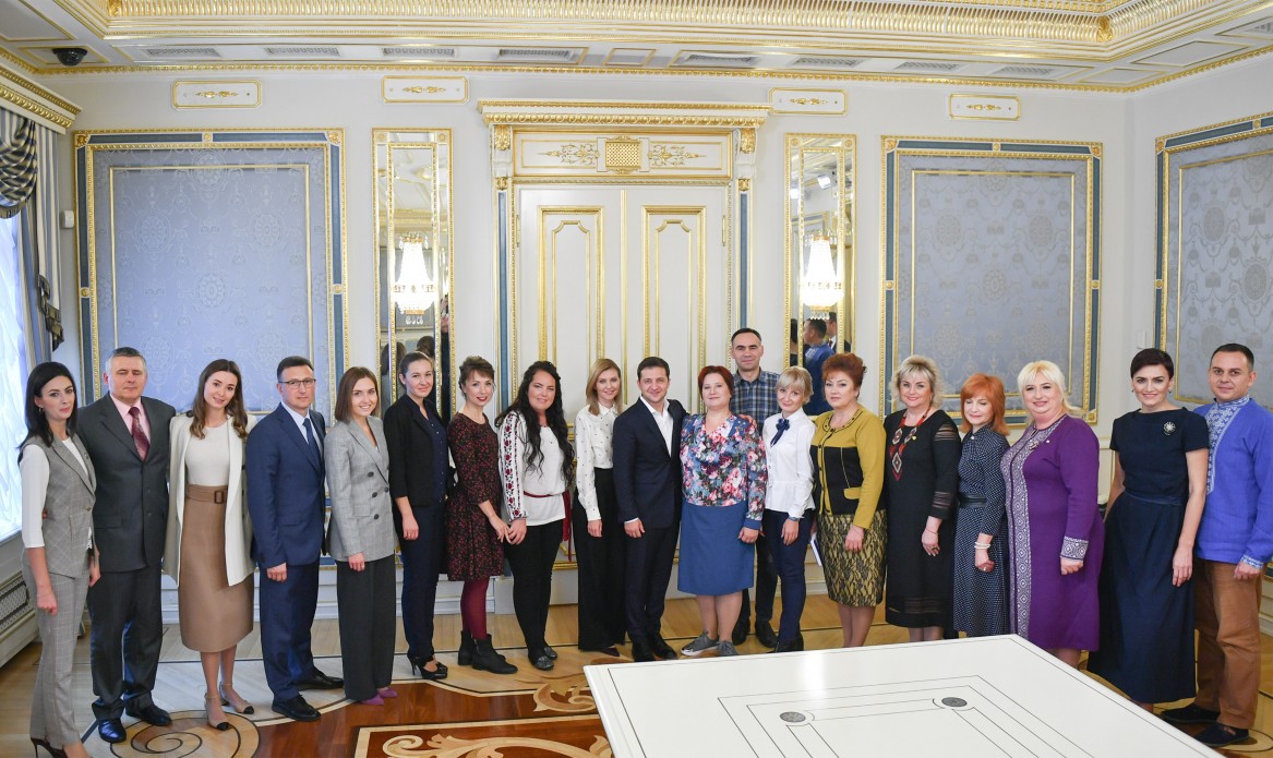 Зеленский встретился с учителями – поговорили о приятном и об Интернете