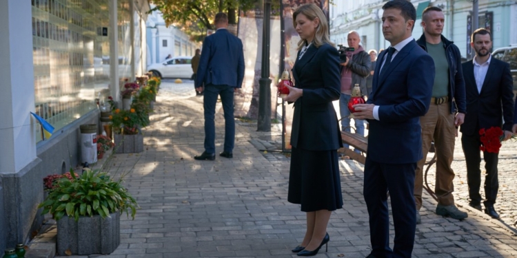 Перед стартом на Донбасс. Зеленский с женой почтили память погибших защитников Украины (ФОТО)