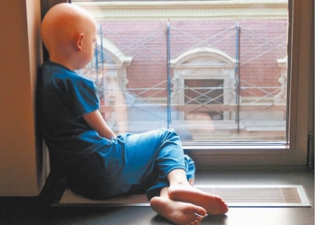 Юная одесситка отрезала волосы ради парика для онкобольной девочки