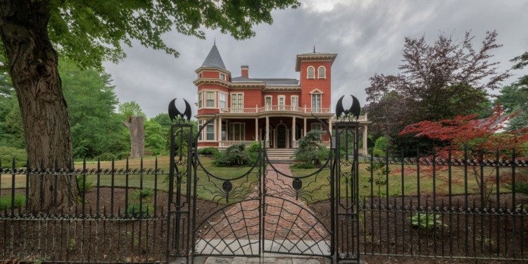 Стивен Кинг превратил своей дом в музей и резиденцию для писателей