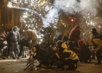 Беспорядки в Барселоне: новые столкновения полиция с протестующими