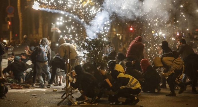 Беспорядки в Барселоне: новые столкновения полиция с протестующими