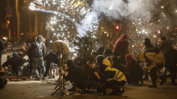 Беспорядки в Барселоне: новые столкновения полиция с протестующими 1