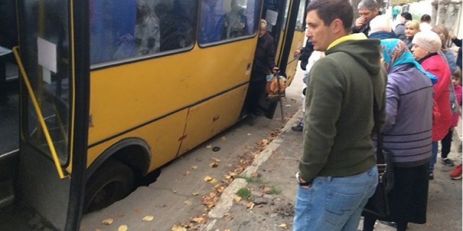 В Одесской области под маршруткой с пассажирами провалился асфальт 1