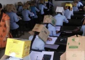 В Индии со списыванием студентов боролись надеванием коробок на голову