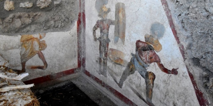 В Помпеях нашли фреску с изображением гладиатора