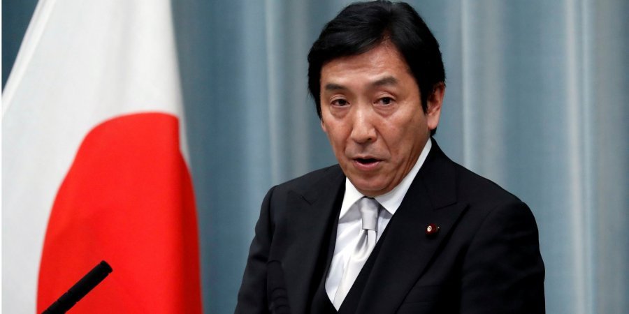 В Японии министр ушел в отставку из-за обвинений в подкупе избирателей дынями и морепродуктами 1
