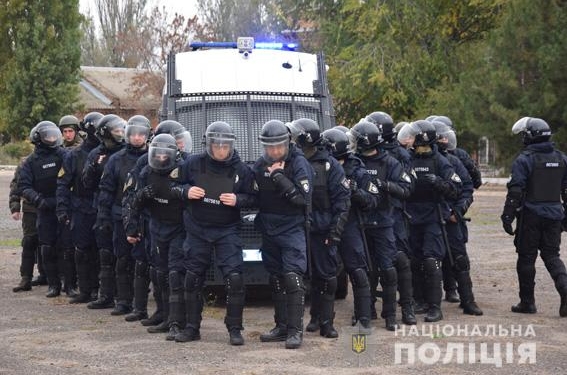 Готовятся к бунту? Полицейские и нацгвардейцы учились прекращать «массовые беспорядки» у Николаевской мэрии (ФОТО)