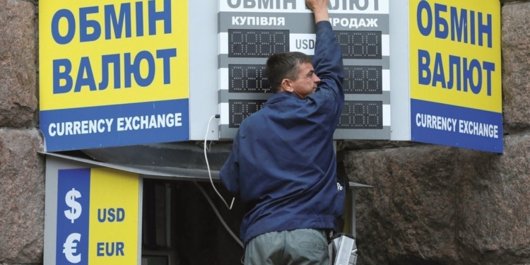 Слуга народа Дубинский придумал налог на обмен наличной валюты – ради спорта