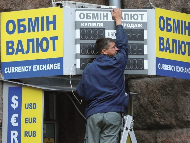 Українці за останній місяць збільшили купівлю валюти у банках на 50%