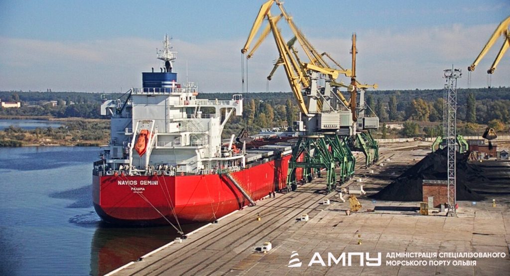 В николаевском порту Ольвия разгружают балкер с американским углем 1