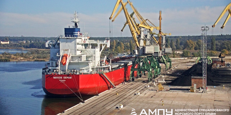 В николаевском порту Ольвия разгружают балкер с американским углем