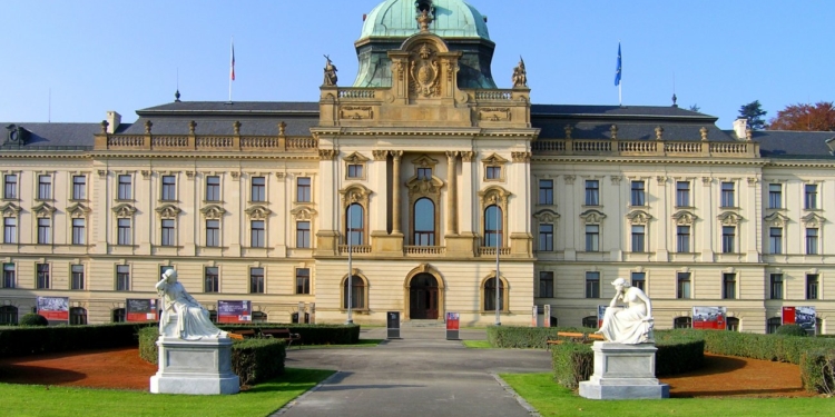 Парламент Чехии тоже хочет заработать на туристах – продавать сувениры со своей символикой