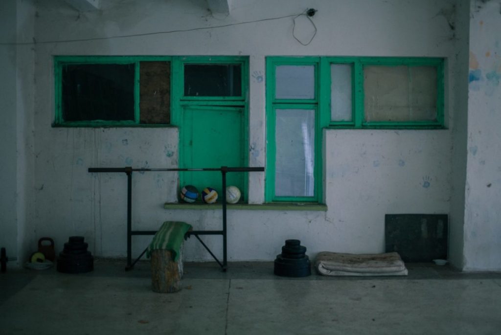 Греются буржуйками в дырявом корпусе без канализации: как морпехам живется в лагере в Цукурах