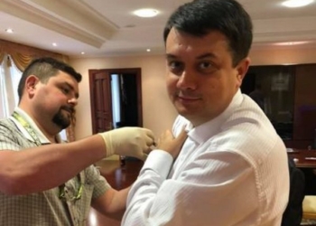 Личный пример: Разумков и еще несколько «слуг народа» привились от дифтерии (ФОТО)