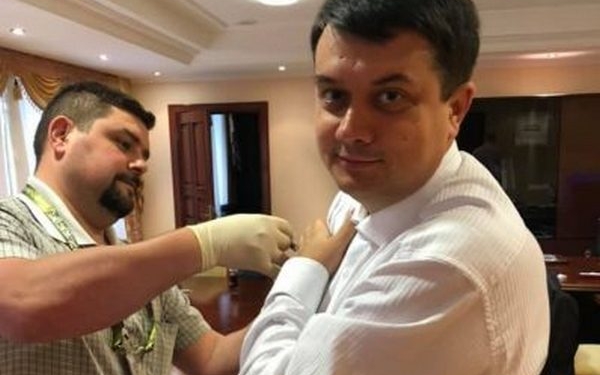 Личный пример: Разумков и еще несколько «слуг народа» привились от дифтерии (ФОТО)
