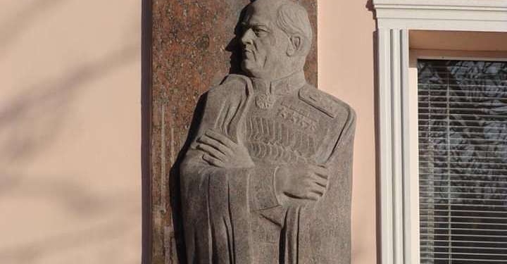 Народная декоммунизация: в Николаеве неизвестные патриоты демонтировали мемориальную доску маршалу Жукову (ФОТО)