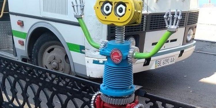 Роботы из тепловозных деталей, сделанные на Николаевском тепловозоремонтном заводе, переданы в детские учреждения (ФОТО)