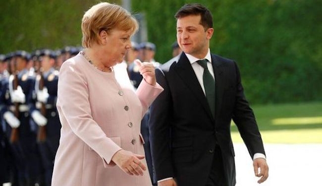 Зеленский поговорил с Меркель по телефону о разведении войск и транзите газа