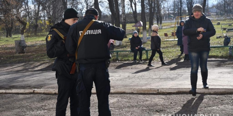 Полиция контролирует все въезды и выезды в Золотом-4 (ФОТО, ВИДЕО)