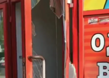В Николаеве посетители при “штурме” разбили дверь в магазине секонд-хенда (ВИДЕО)