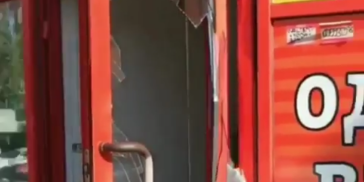 В Николаеве посетители при “штурме” разбили дверь в магазине секонд-хенда (ВИДЕО)