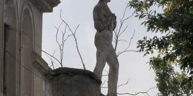 «Чтобы она не покалечила никого». В Николаеве с крыши убрали аварийную «девушку с веслом» (ВИДЕО)