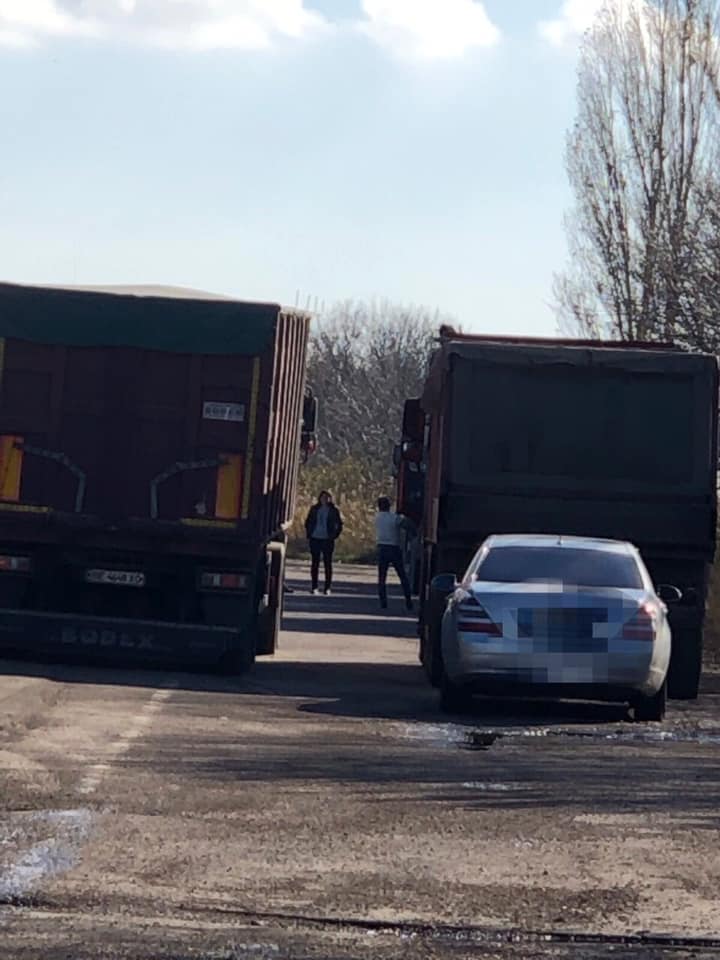 Амирханян со скандалом "обманом забрал" перегруженные грузовики «СПМК-17» с пункта ГВК - УТБ 3