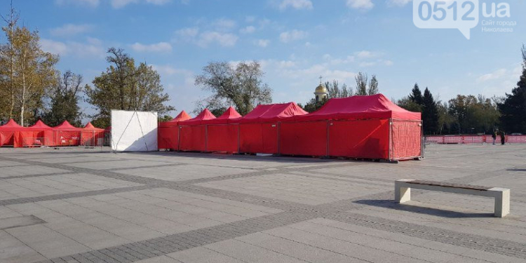 На Соборной площади готовятся к завтрашнему полумарафону от “Новой почты” (ФОТО)