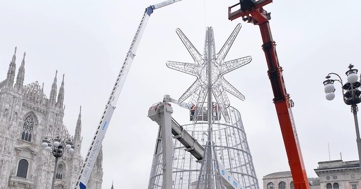 Свято наближається: в итальянском Милане установка Рождественской ели обошлась почти в 1 млн.евро (ФОТО)