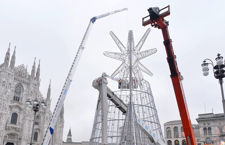 Свято наближається: в итальянском Милане установка Рождественской ели обошлась почти в 1 млн.евро (ФОТО) 1