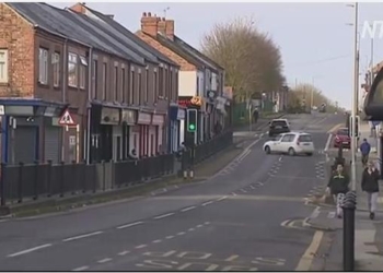 В британском городке неизвестный регулярно подбрасывает на улицу 2 тыс.фунтов стерлингов. А нашедшие так же регулярно несут их в полицию (ВИДЕО)