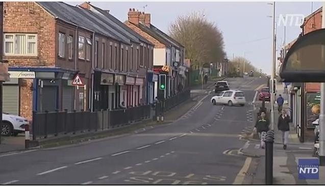 В британском городке неизвестный регулярно подбрасывает на улицу 2 тыс.фунтов стерлингов. А нашедшие так же регулярно несут их в полицию (ВИДЕО)