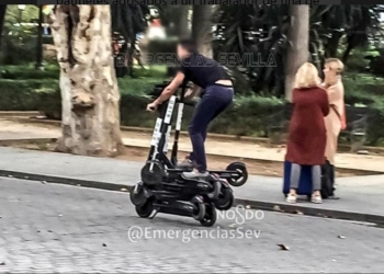 В испанской Севилье полиция задержала мужчину, который ехал сразу на 6 электросамокатах (ФОТО)