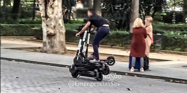 В испанской Севилье полиция задержала мужчину, который ехал сразу на 6 электросамокатах (ФОТО)