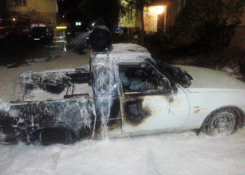 В Николаеве на Намыве загорелись три припаркованных рядом авто (ФОТО, ОБНОВЛЕНО)