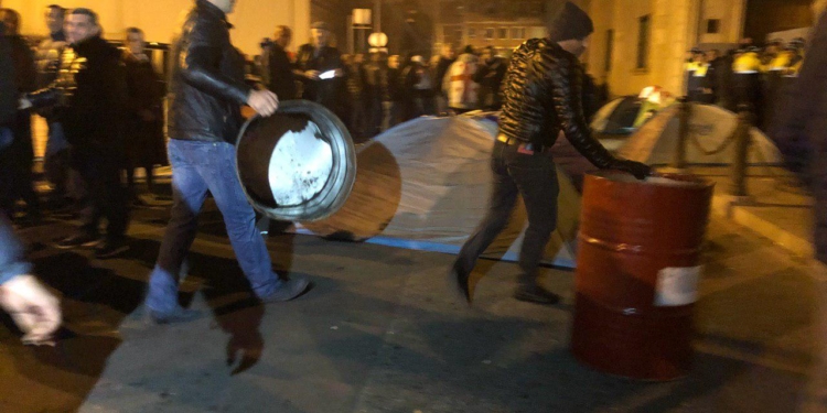 К парламенту Грузии несут бочки и устанавливают палатки – люди протестуют против провала избирательной реформы (ВИДЕО)