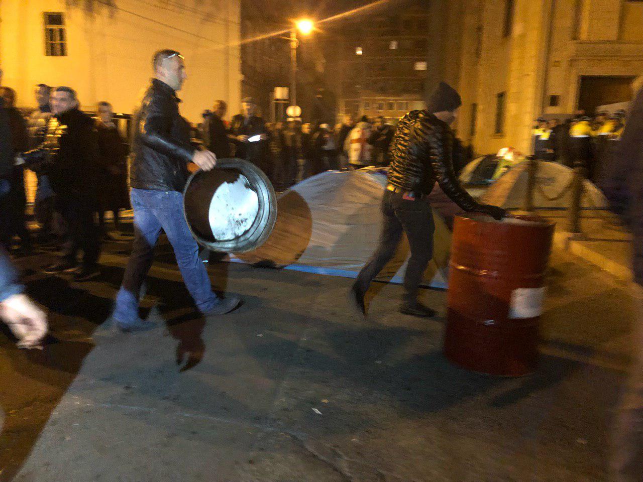 К парламенту Грузии несут бочки и устанавливают палатки – люди протестуют против провала избирательной реформы (ВИДЕО)