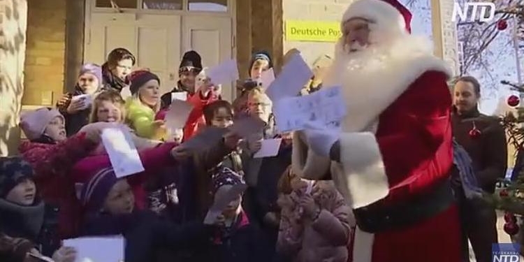 Свято наближається: в немецкой деревушке Санта-Клаус открыл почтовое отделение (ВИДЕО)