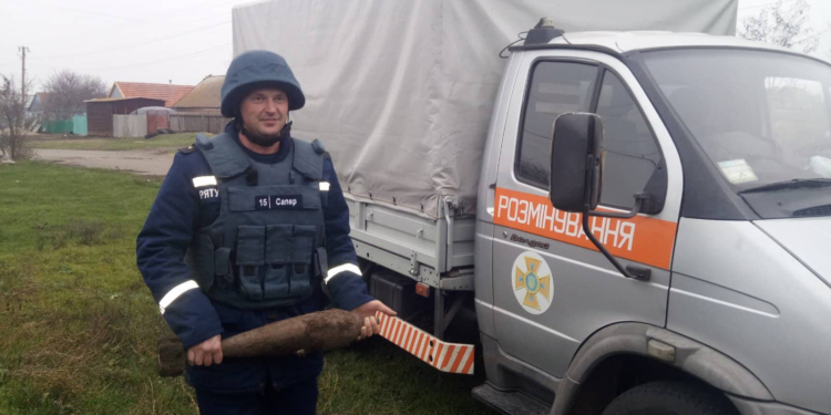 Николаевские спасатели-пиротехники обезвредили минометную мину (ФОТО)