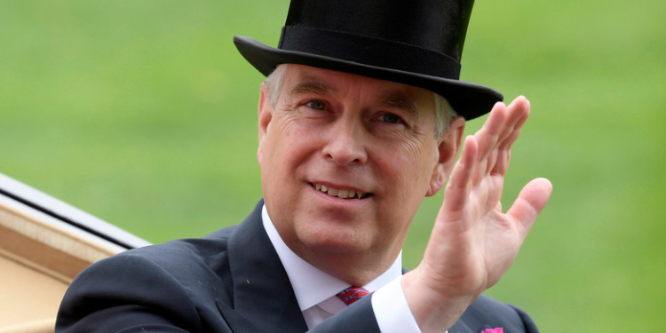 Все могут короли, но не принцы: сын Елизаветы II сложил монаршие обязанности из-за секс-скандала с Эпштейном